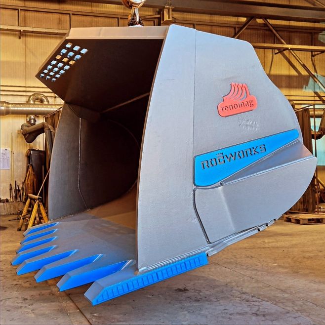 Loading day of the beast. Loader bucket for Komatsu WA700 on the way to the customer. #loading #beast #heavyequipment...