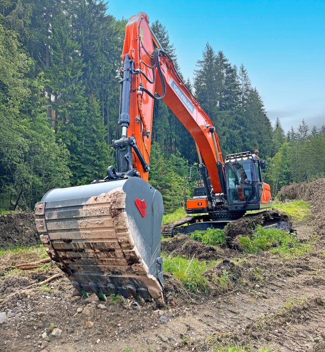 HXE Extra rock bucket Renomag 💪 on a Develon DX255-7 machine. 👉 Width: 1600 mm 👉 Volume: 1,66 m3 👉 Tooth system: Esco®...